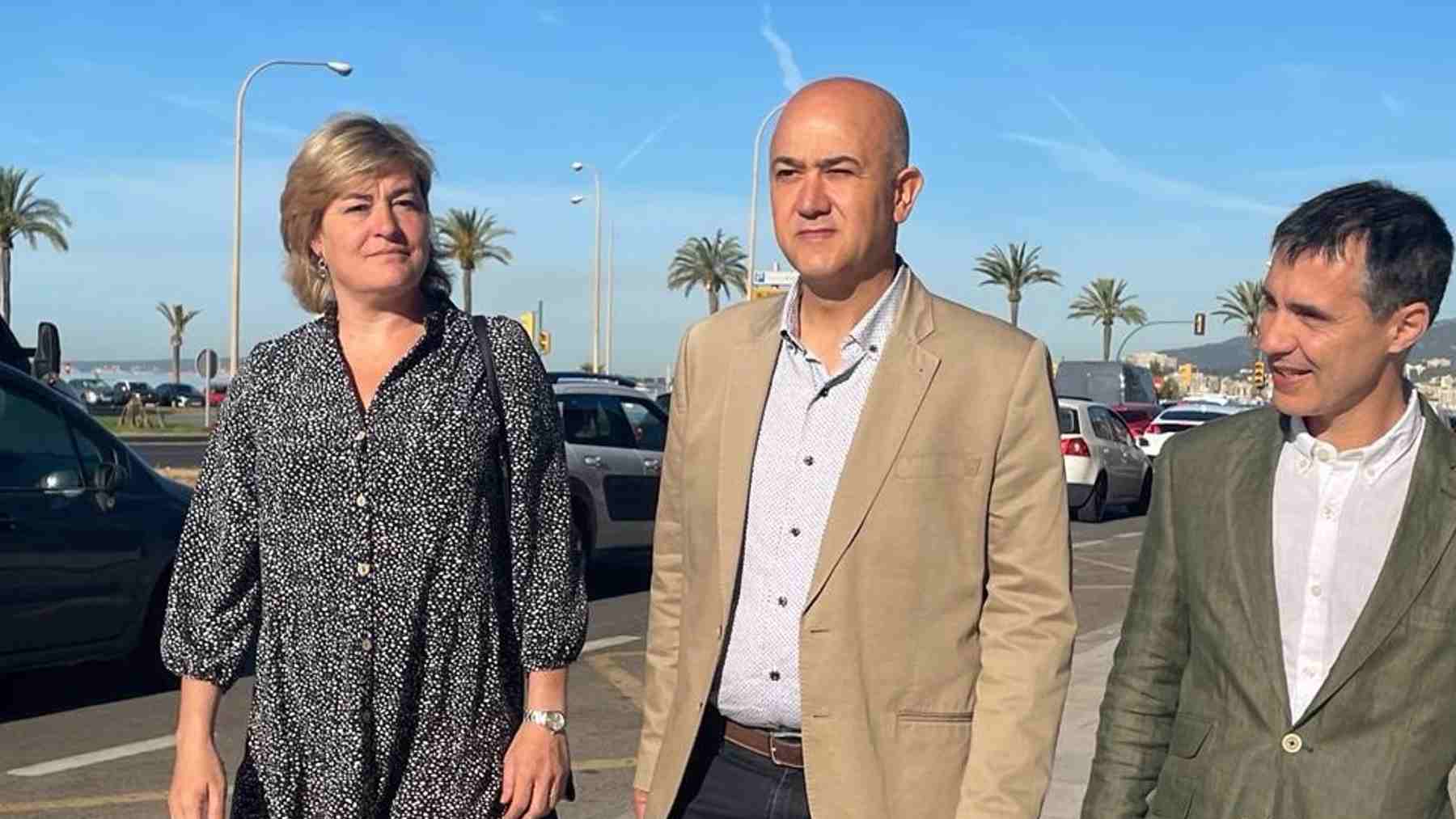 La número 4 de la lista de El PI al Consell, Neus Serra, el candidato al Consell, Antoni Salas, y el candidato a Cort, Carles Cabrera. EL PI
