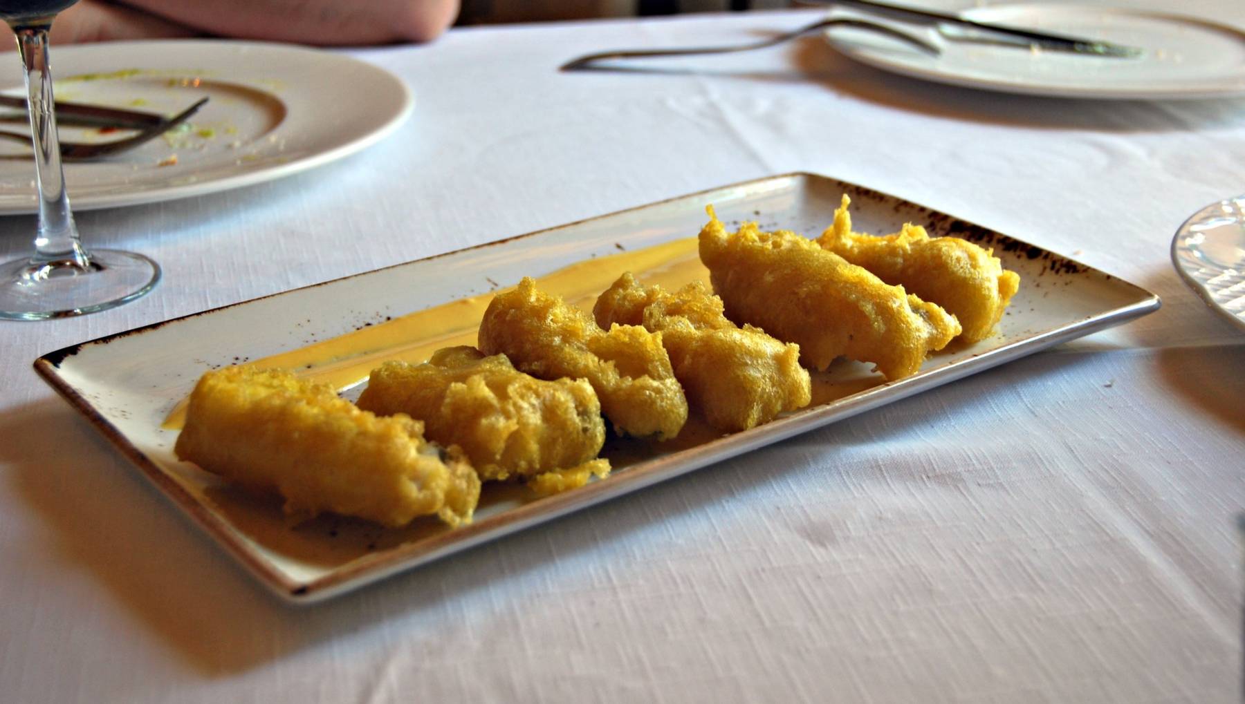 Tiras de pescado adobado en tempura de curry