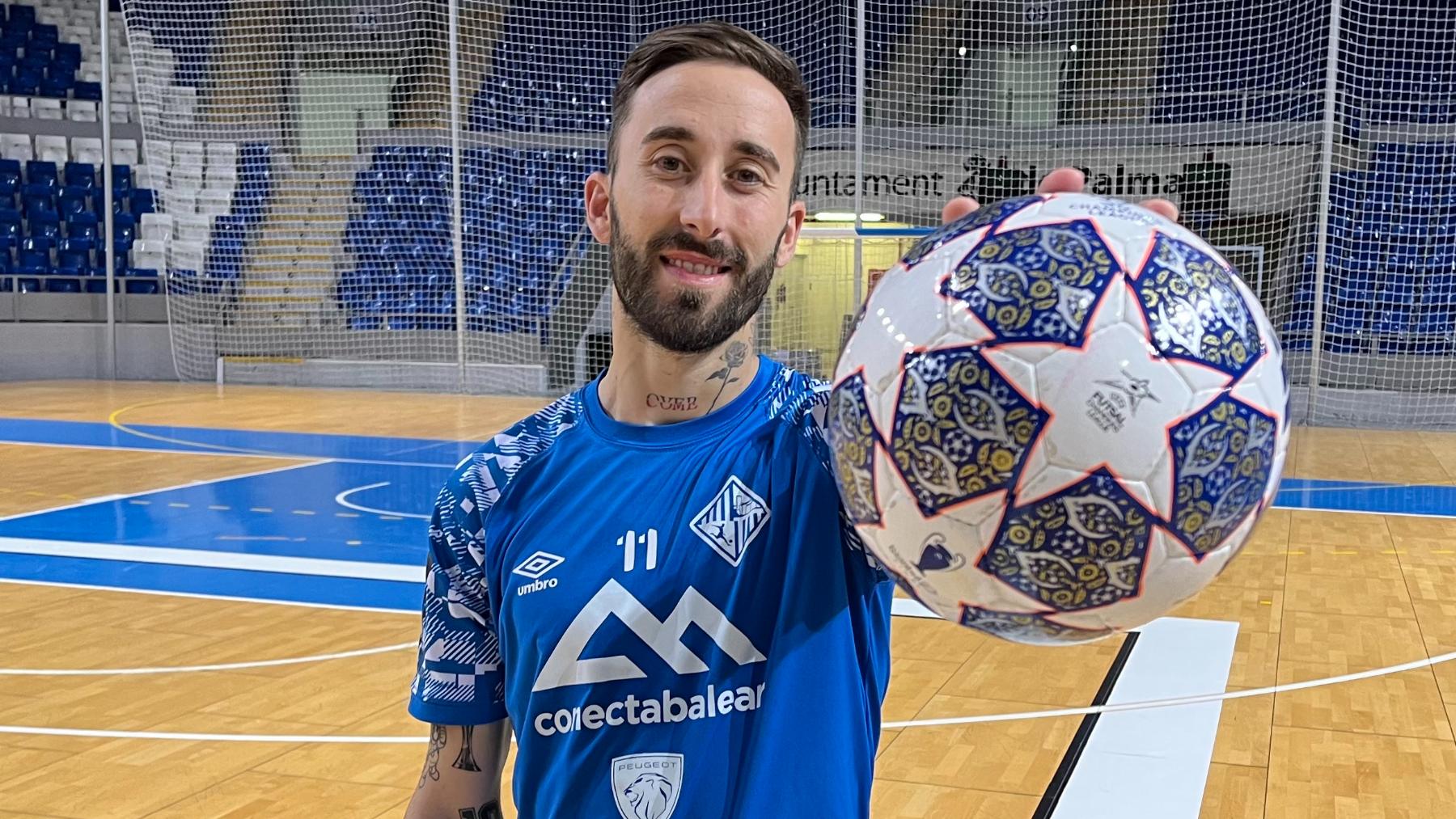 Mario Rivillos posa con el balón de la Champions 1 (1)