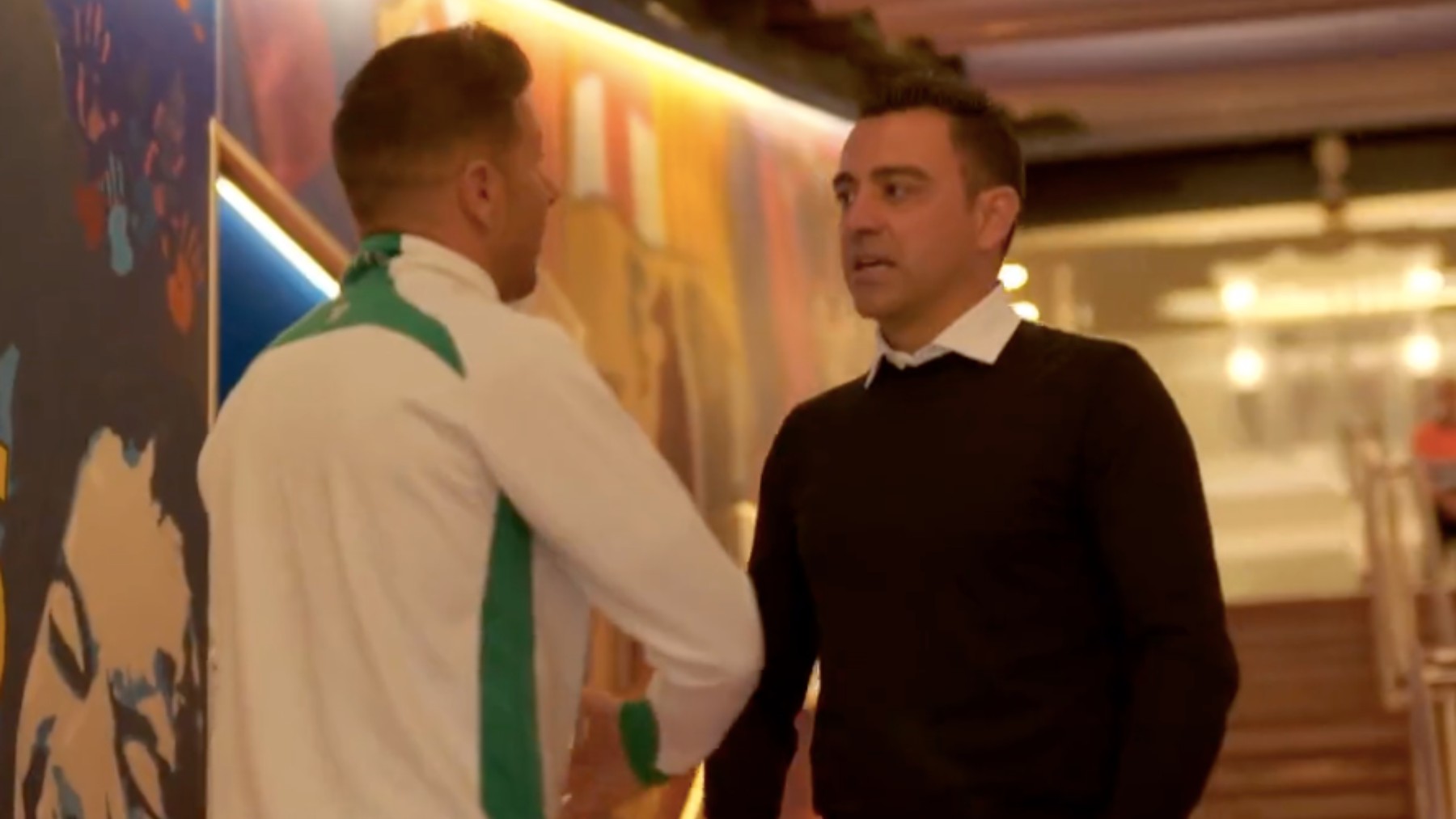 Xavi y Joaquín charlando en el túnel de vestuarios del Camp Nou (DAZN)