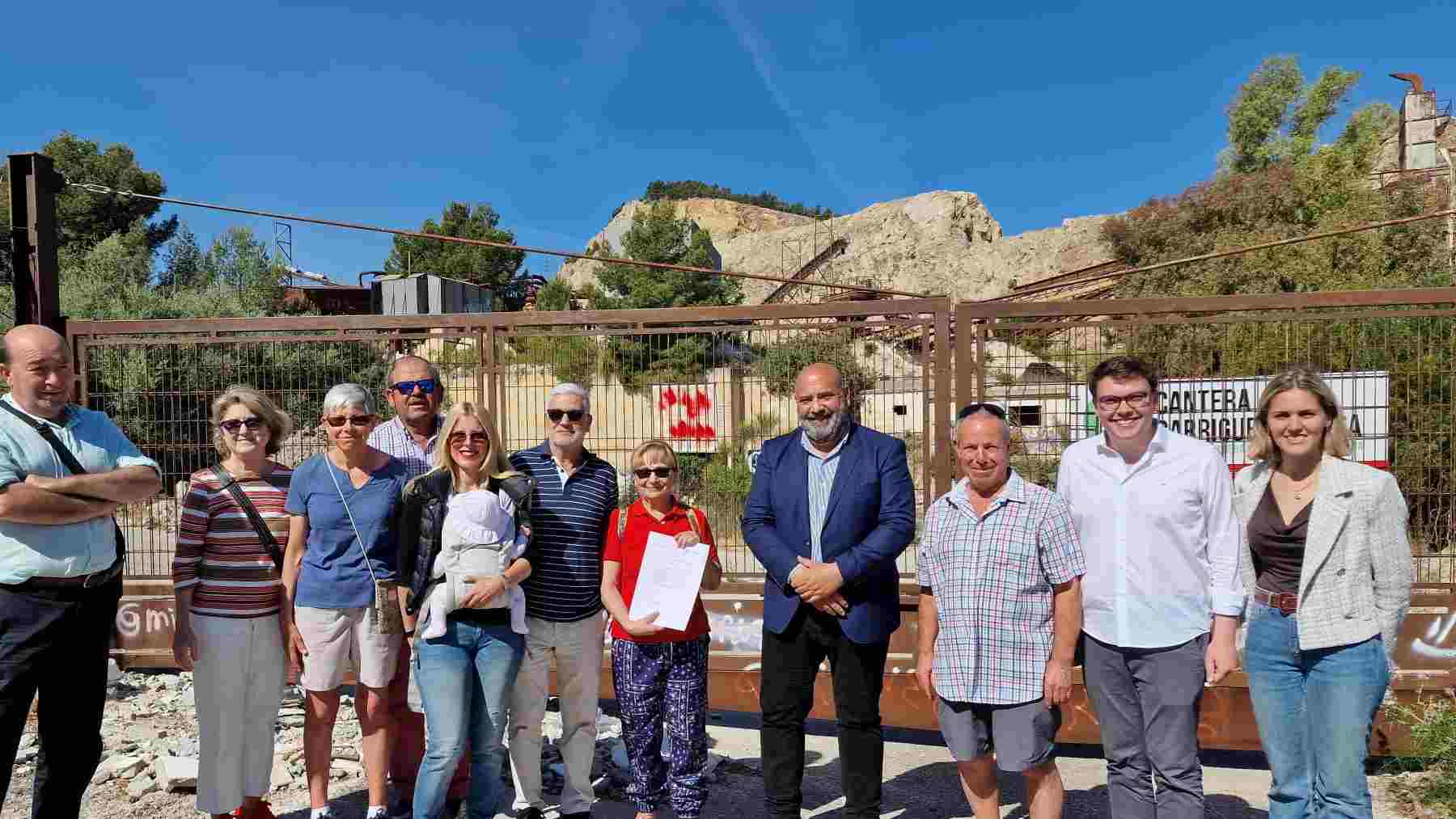El presidente y candidato del PP de Palma, Jaime Martínez, con la plataforma vecinal de Establiments frente a la cantera.