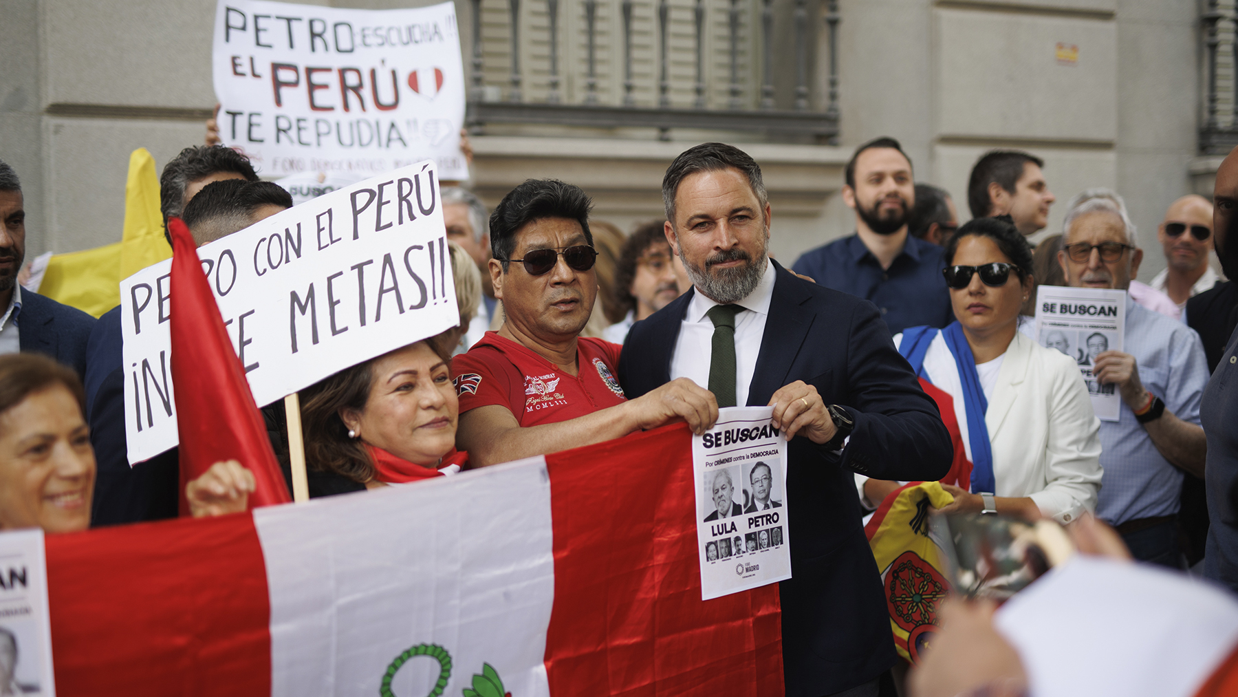Santiago Abascal con los manifestantes en una protesta frente al Congreso, contra la visita del presidente de Colombia. (Ep).1