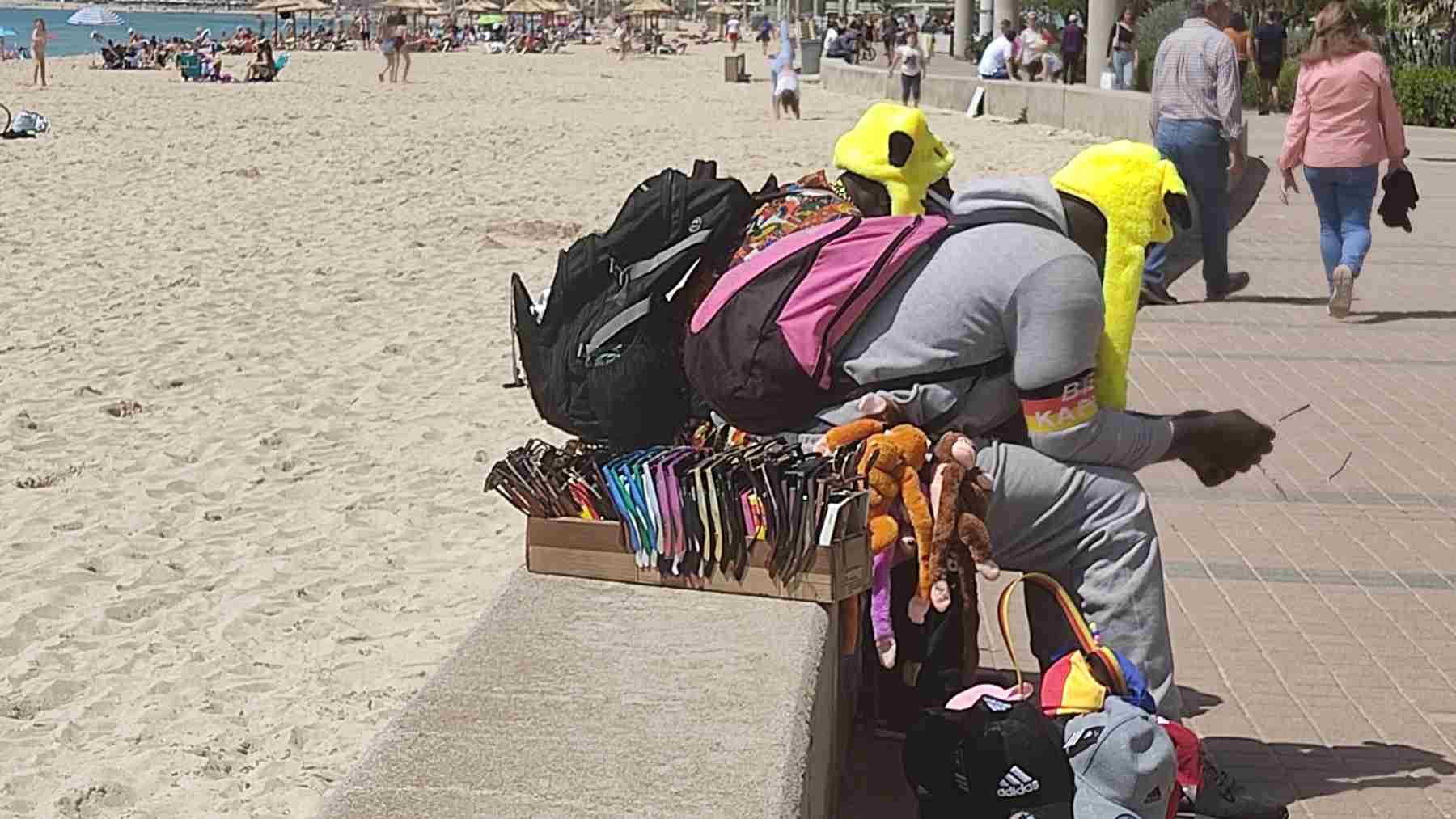 Vendedores ambulantes en primera línea de Playa de Palma.