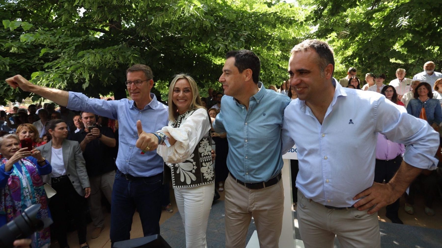 El presidente del PP, Alberto Núñez Feijóo, con el presidente del PP-A y de la Junta de Andalucía, Juanma Moreno, la candidata popular a la Alcaldía de Granada, Marifrán Carazo, y el presidente provincial del PP, Francisco Rodríguez.