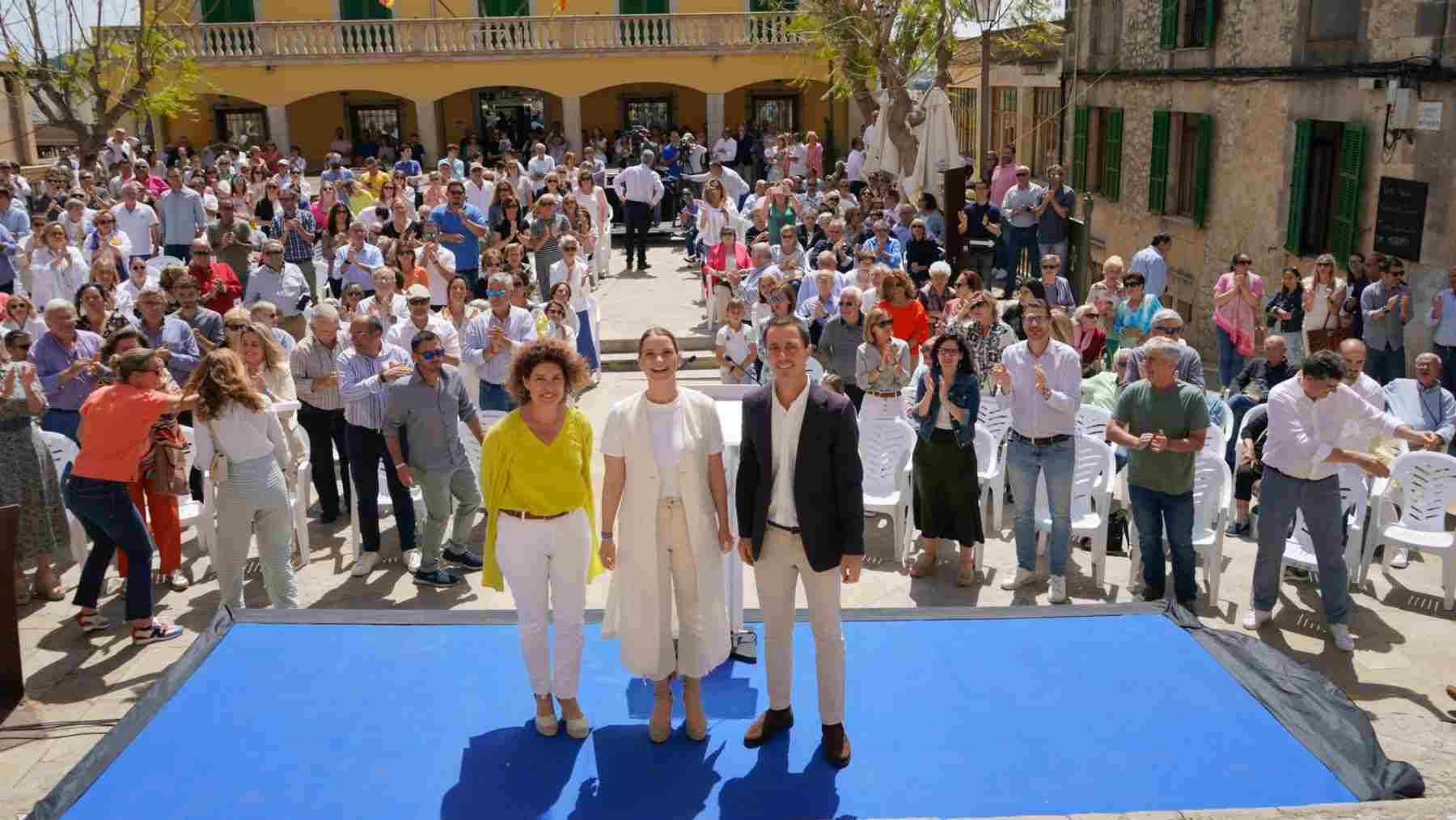 Llorenç Galmés con la presidenta balear del PP, Marga Prohens y la candidata a Montuïri, María Elena Jaume.