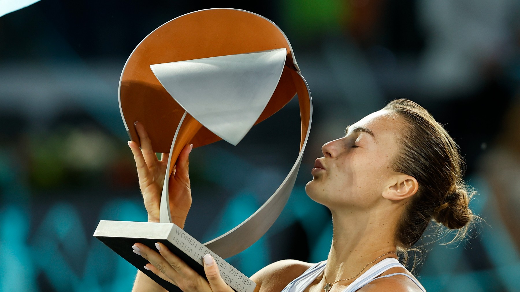 Aryna Sabalenka levanta el trofeo del Mutua Madrid Open. (EFE)