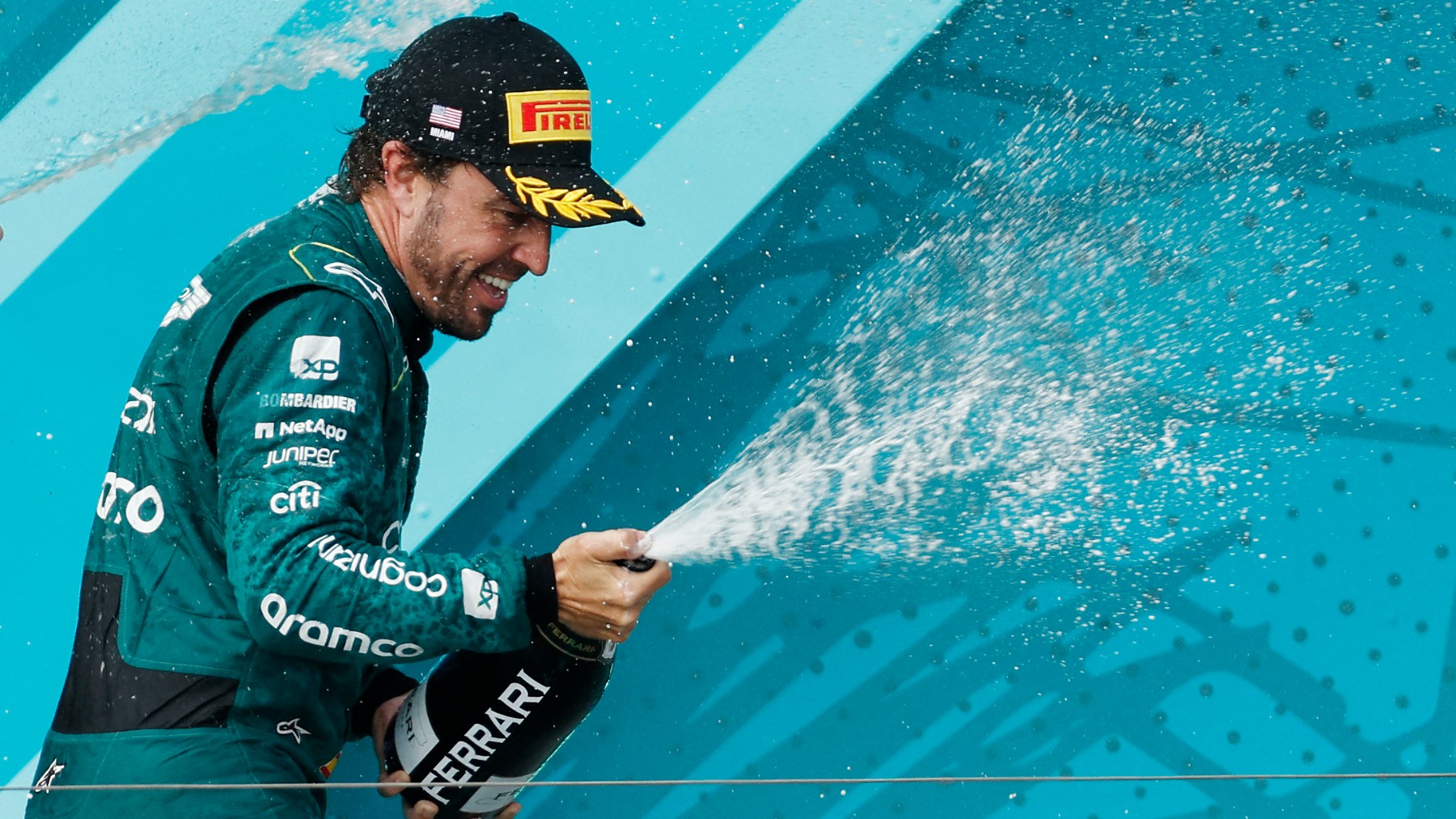 Fernando Alonso celebra el podio en Miami. (AFP)