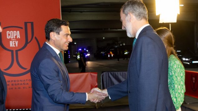 Juanma Moreno saluda al Rey Felipe VI.