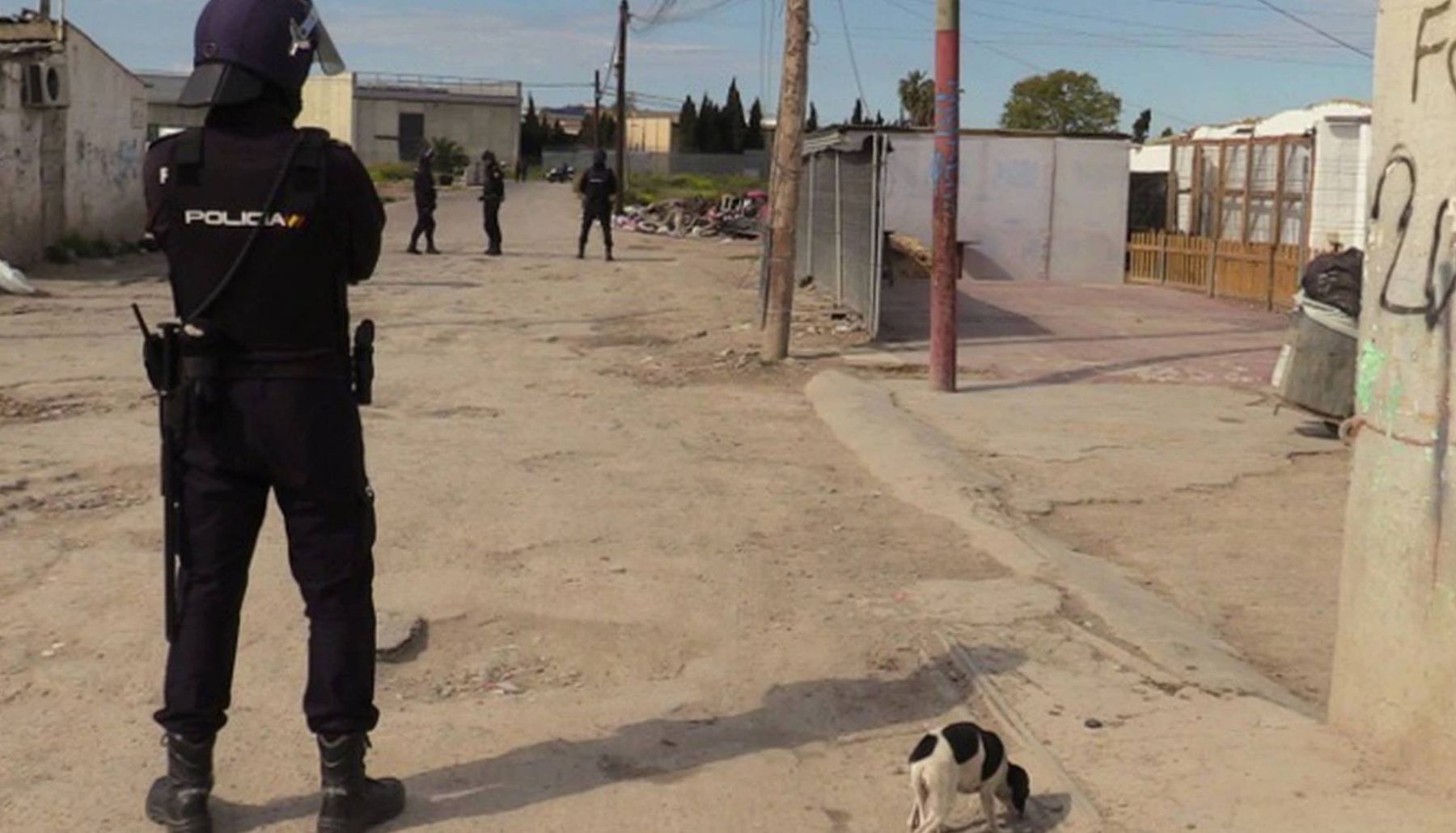 Agentes de la Policía Nacional en el poblado de Son Banya.