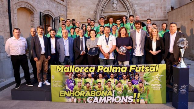 Paseo triunfal del Mallorca Palma Futsal por las calles de Palma