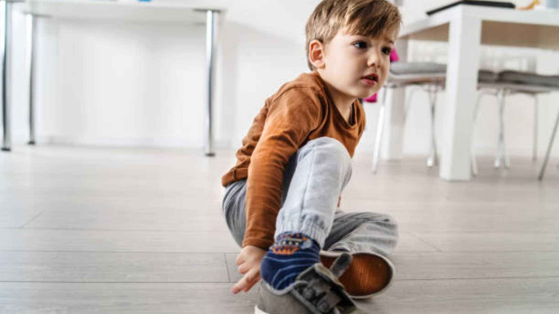 Descubre el truco de redes para que los niños se pongan bien los zapatos