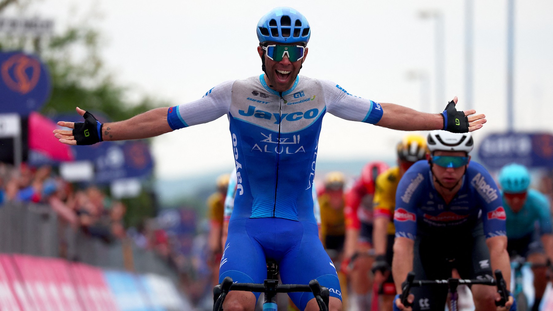 Michael Matthews, se impuso al sprint en el Giro. (AFP)