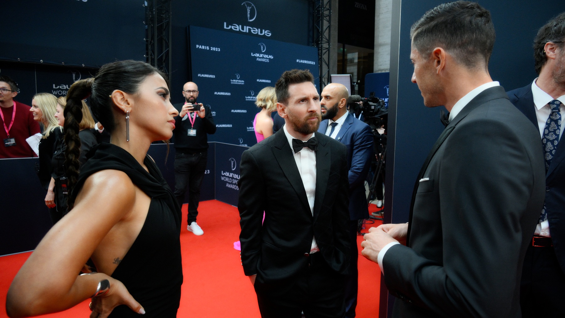Robert Lewandowski y Leo Messi acompañado de su mujer, Antonella Roccuzzo. (Getty)