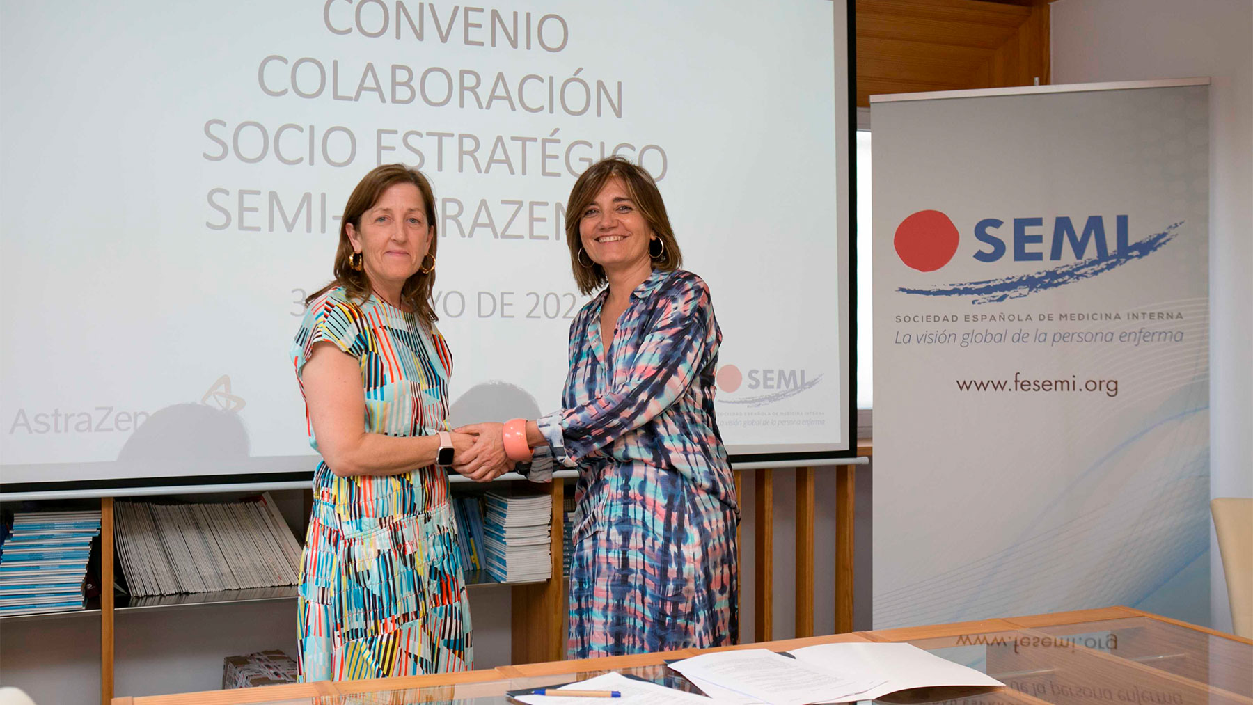 Juana Carretero, presidenta de la SEMI y Ana Pérez Dominguez, directora médica y de Asuntos Regulatorios de AstraZeneca España.