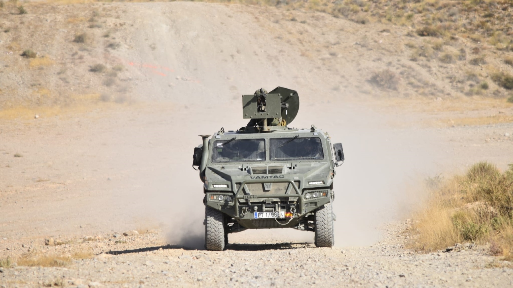 Un vehículo blindado en el campo de maniobras de Viator, en Almería.