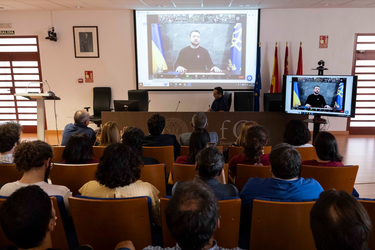 Estudiantes de la UMU atienden al presidente de Ucrania, Volodímir Zelenski, durante la videoconferencia.