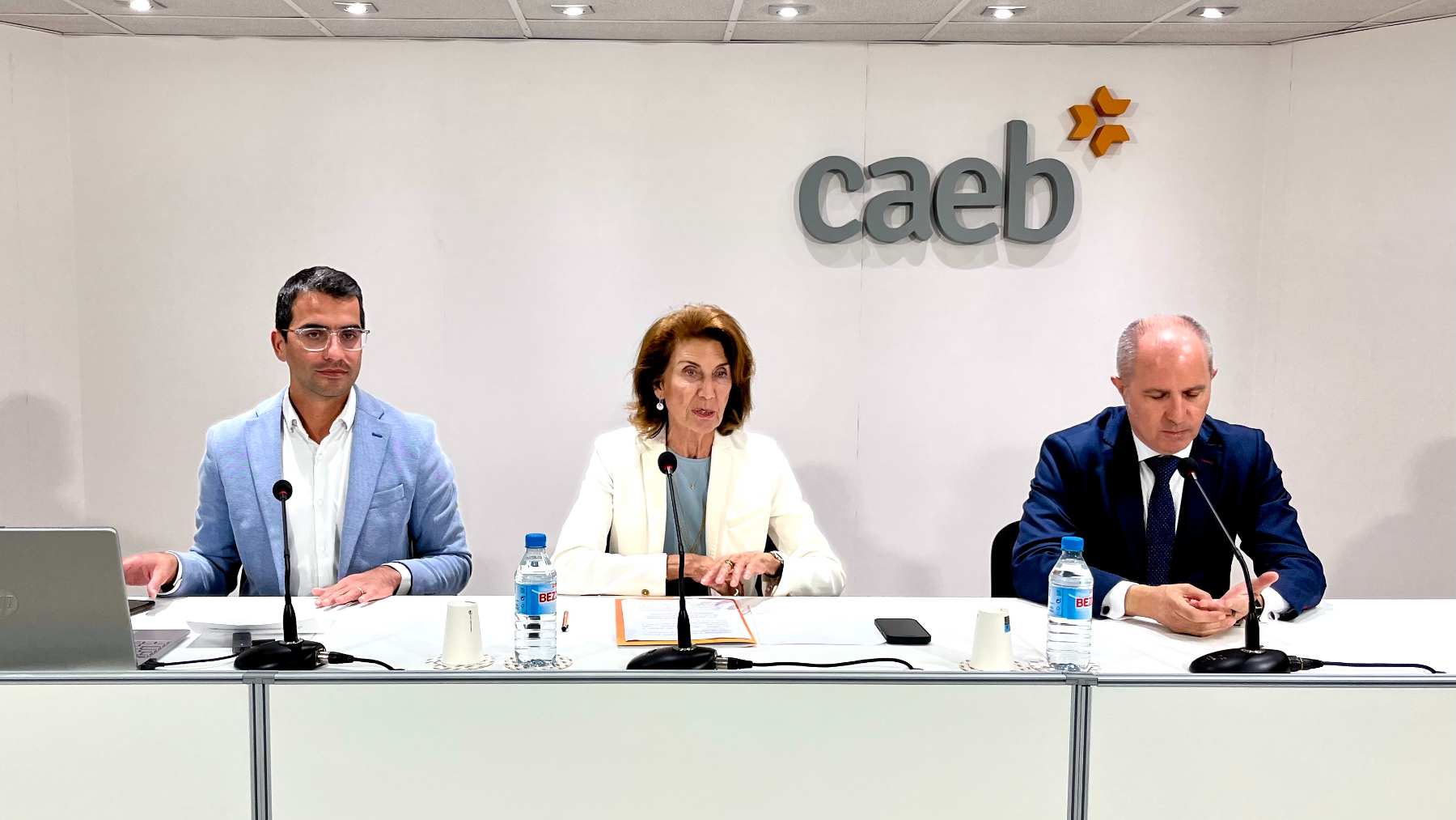 El conseller Miquel Company, Carmen Planas y el director comercial de Empresas de CaixaBank, Ramón Juan.