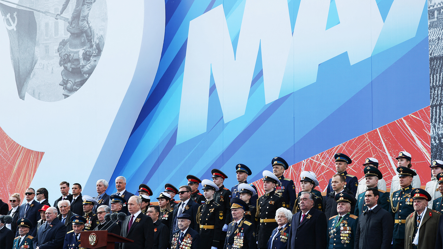 Vladimir Putin en la tribuna presidencial del Desfile de la Victoria. (Afp)