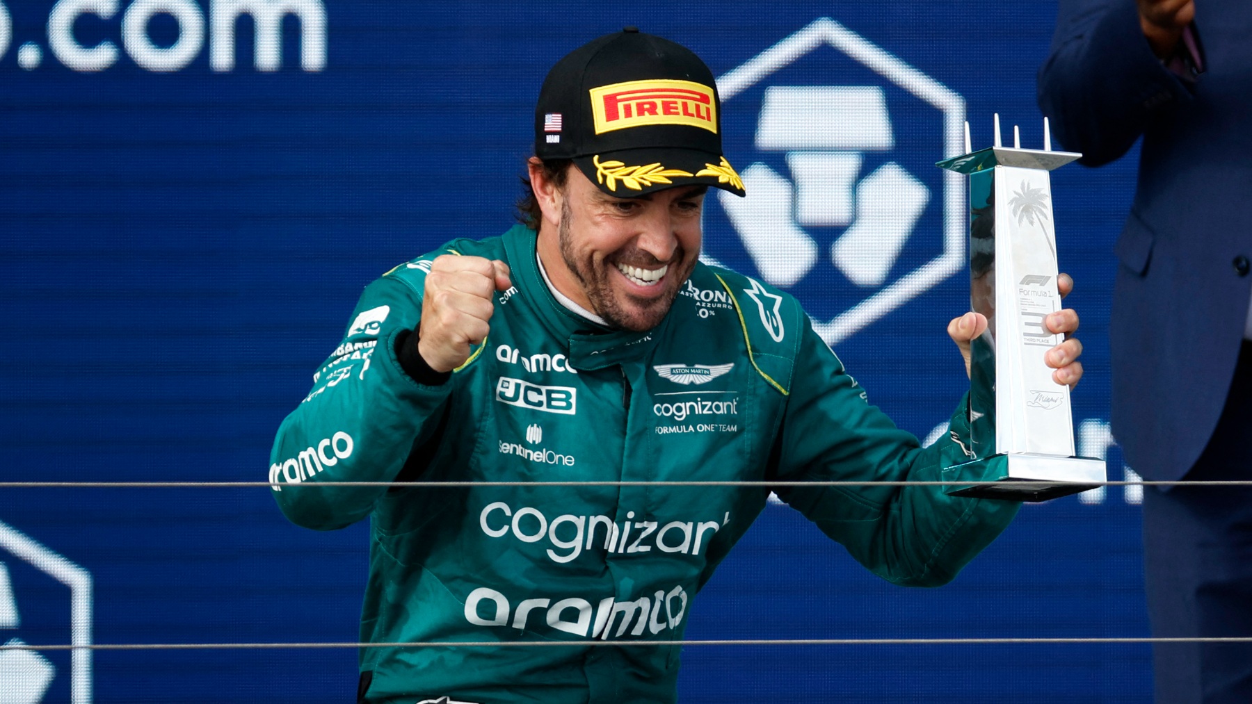 Fernando Alonso en el podio de Miami. (AFP)