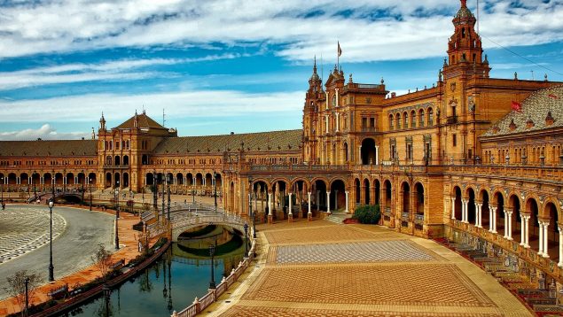 El secreto de bronce que esconde la Plaza de España de Sevilla