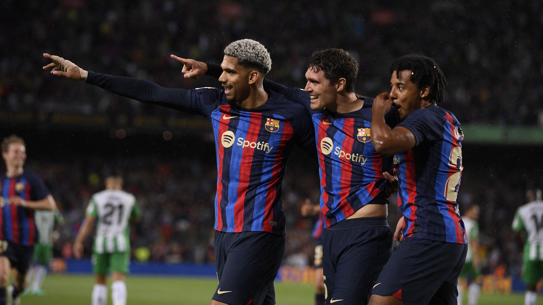 Christensen, Koundé y Araújo celebran un gol esta temporada. (AFP)