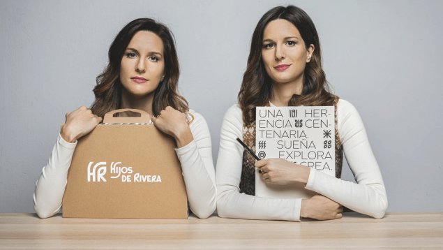 Eva y Marta Yarza, las gemelas gallegas que han renovado el logo Corporación Hijos de Rivera