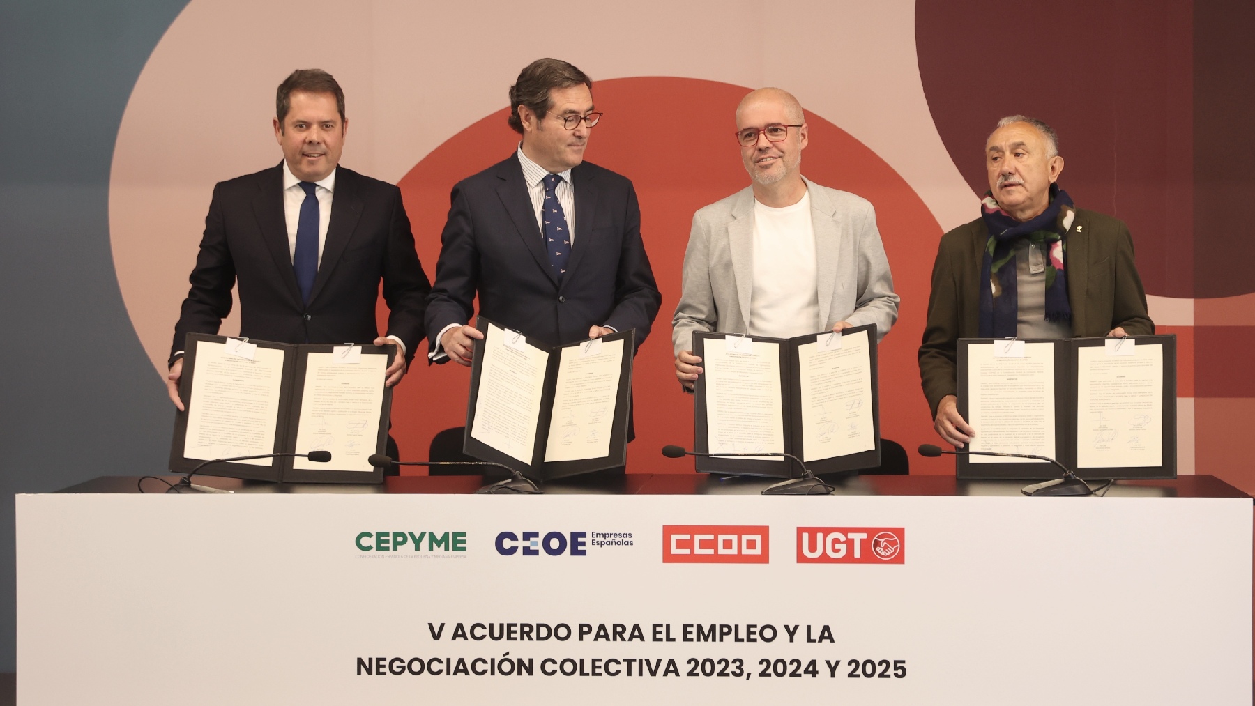 Firma del acuerdo de subida salarial entre la CEOE y los sindicatos.