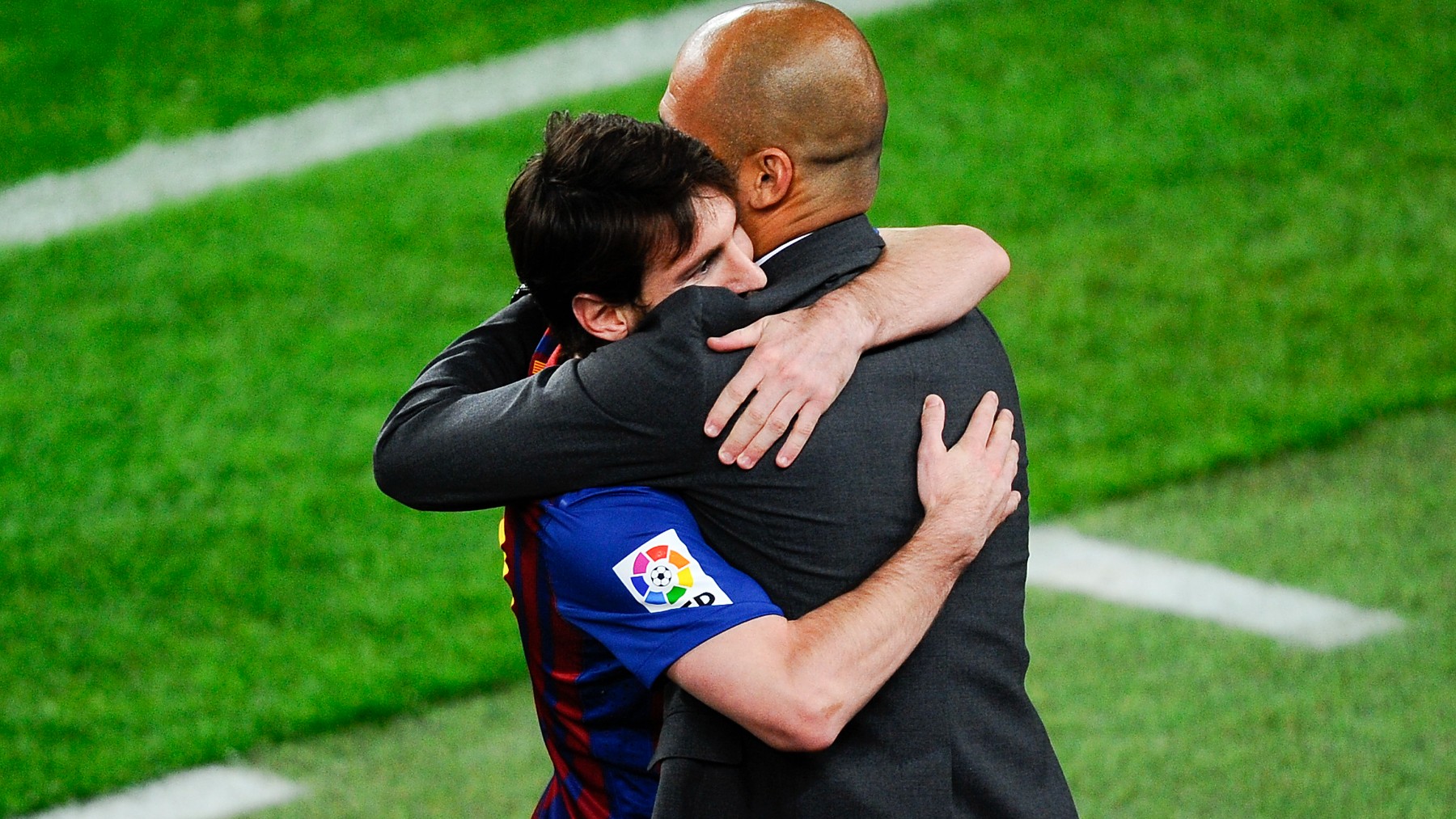 Guardiola y Messi se abrazan. (Getty)