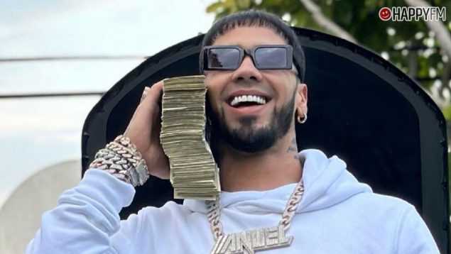 Anuel AA vuelve a generar una oleada de críticas al dormir con una camiseta  de Karol G