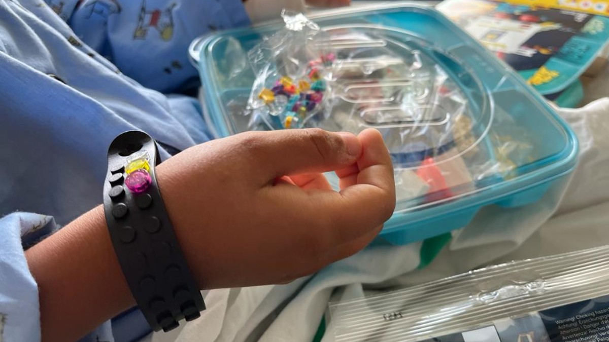 Un niño recibiendo un juguete en un hospital.