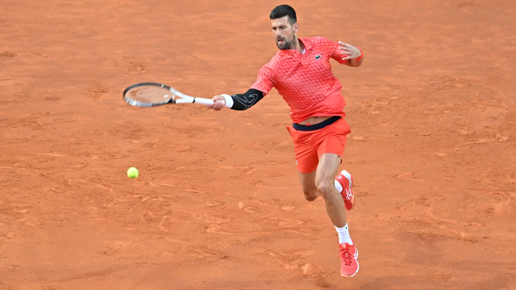 Djokovic golpea en su debut en Roma. (AFP)