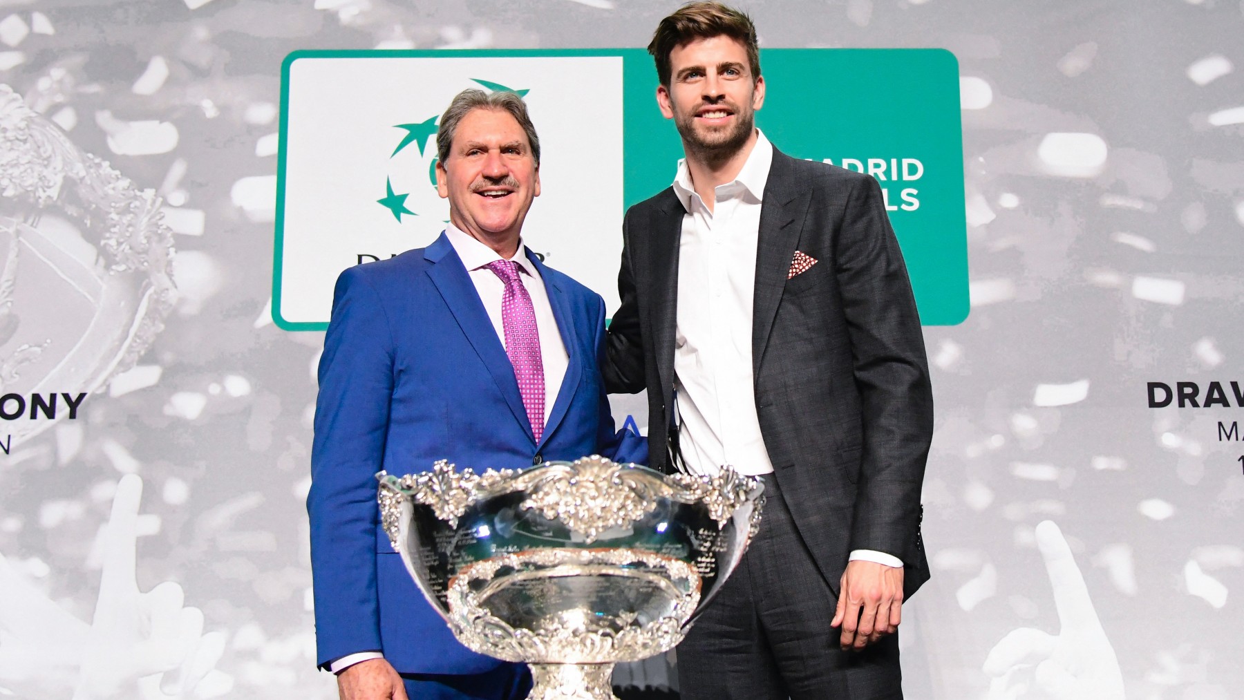 Gerard Piqué, junto al presidente de la ITF en la presentación de la Copa Davis. (AFP)