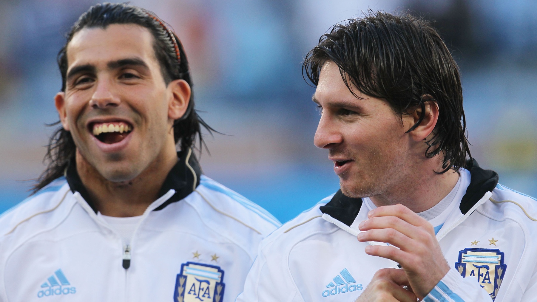Carlos Tevez y Leo Messi en un calentamiento con la selección argentina. (Getty)