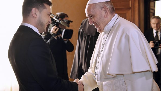 Zelenski se reúne con el Papa en el Vaticano y le entrega una obra hecha con placa antibalas