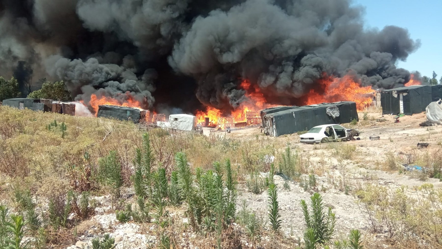 Imagen del incendio del asentamiento chabolista de Palos (PLAN INFOCA).