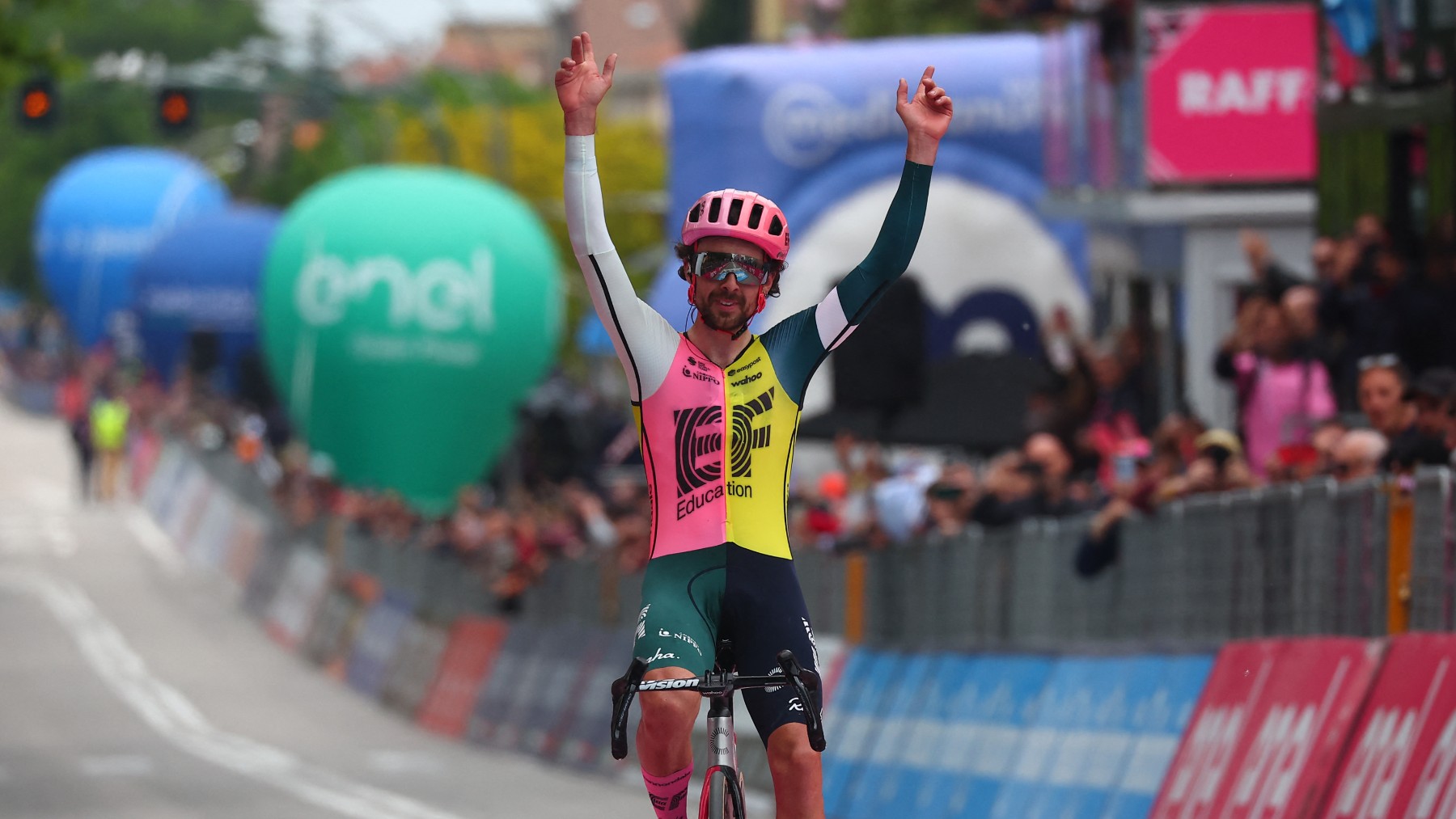 Ben Healy celebra la etapa en el Giro. (AFP)