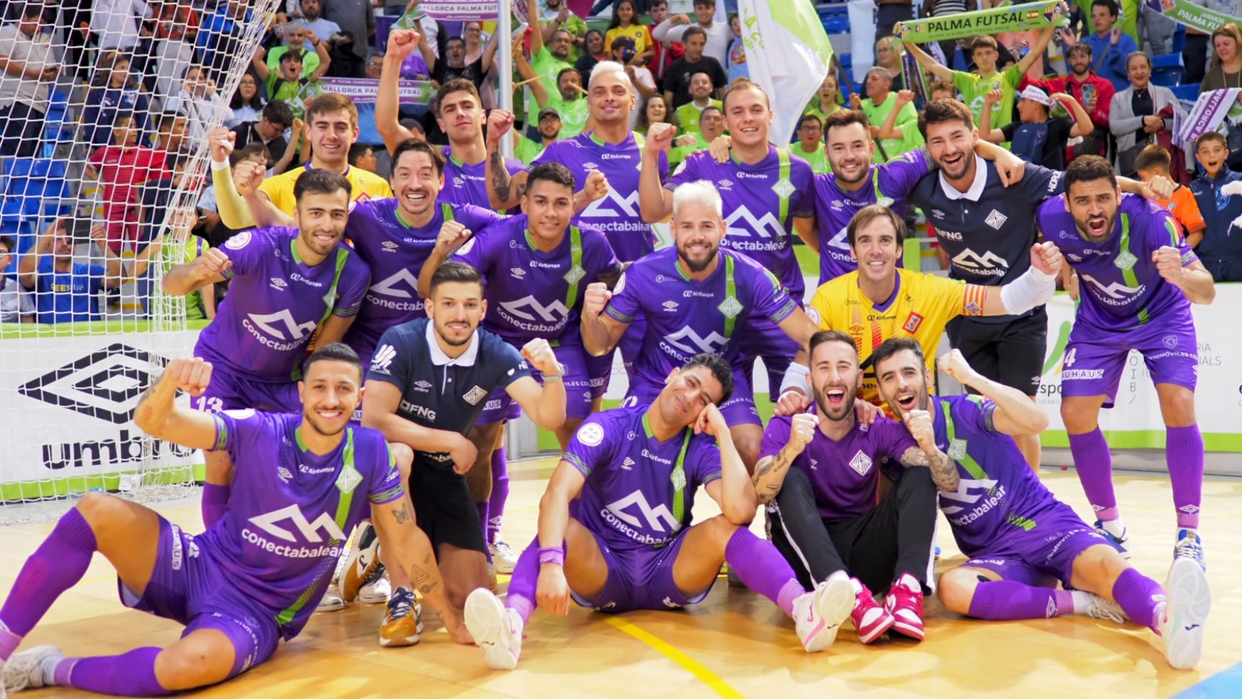 La plantilla del Mallorca Palma Futsal celebra el liderato junto a la afición (1)