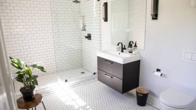 El truco que jamás te han contado para dejar impolutas las paredes de tu baño: no te lo vas a creer