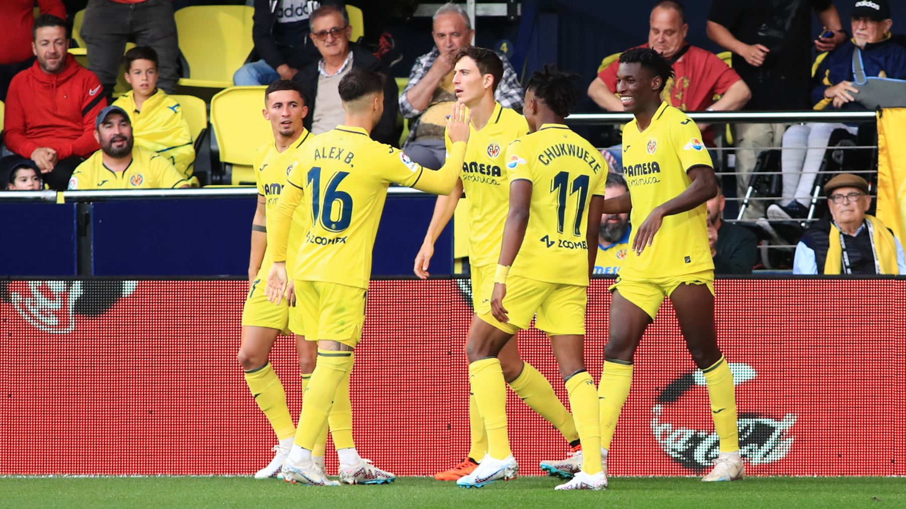Los jugadores del Villarreal celebran un gol. (EFE)