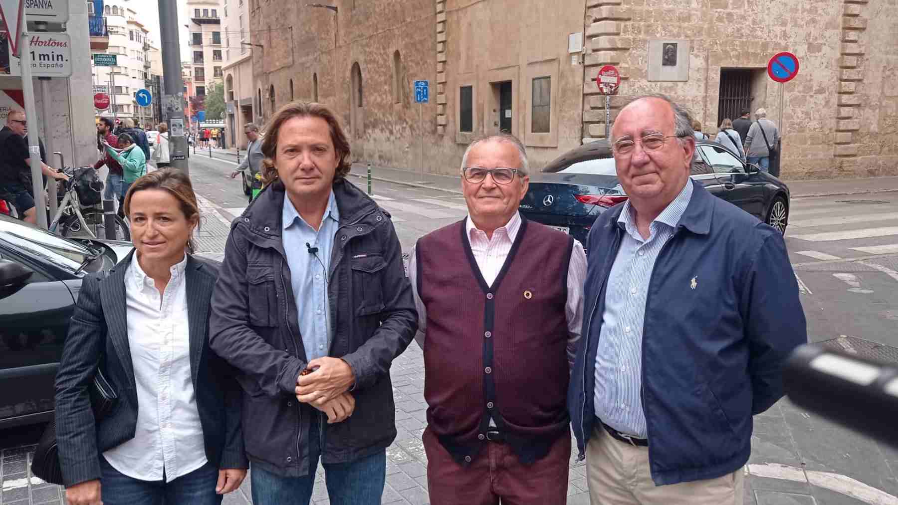 El candidato de Vox al Govern, Jorge Campos, frente a la Iglesia de los Capuchinos en Palma.