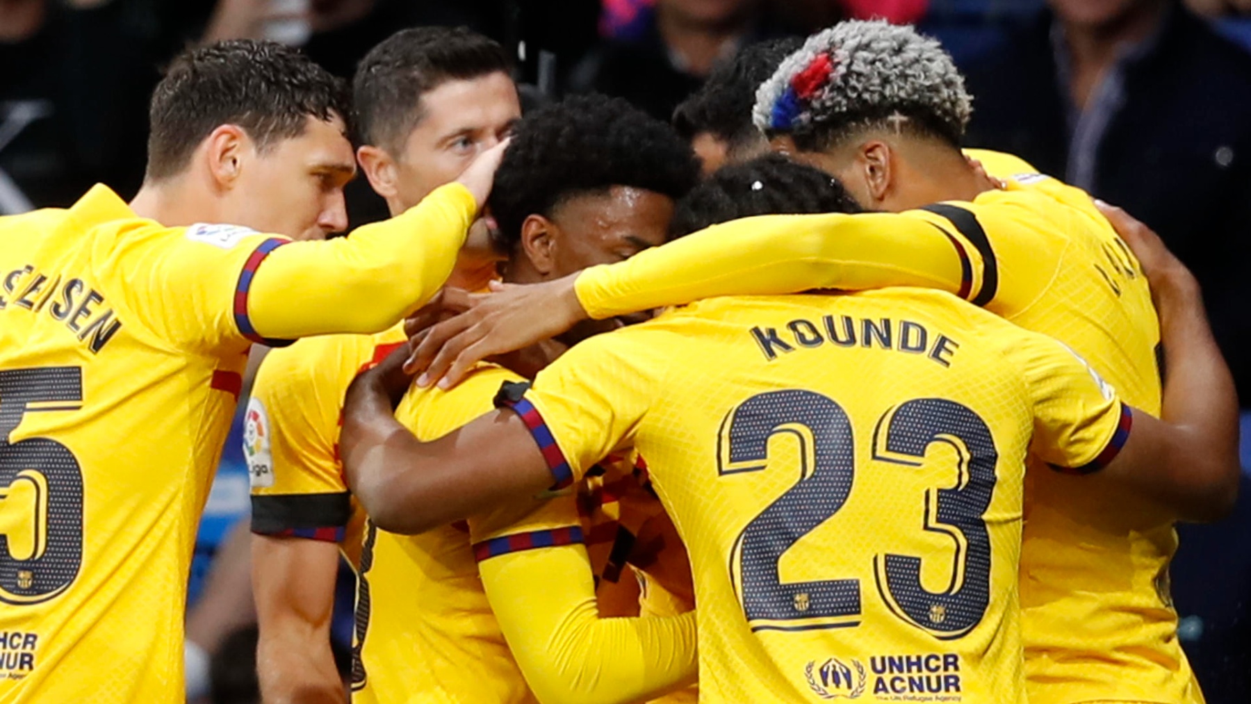 Jugadores del Barcelona abrazándose en la celebración de un gol. (EFE)