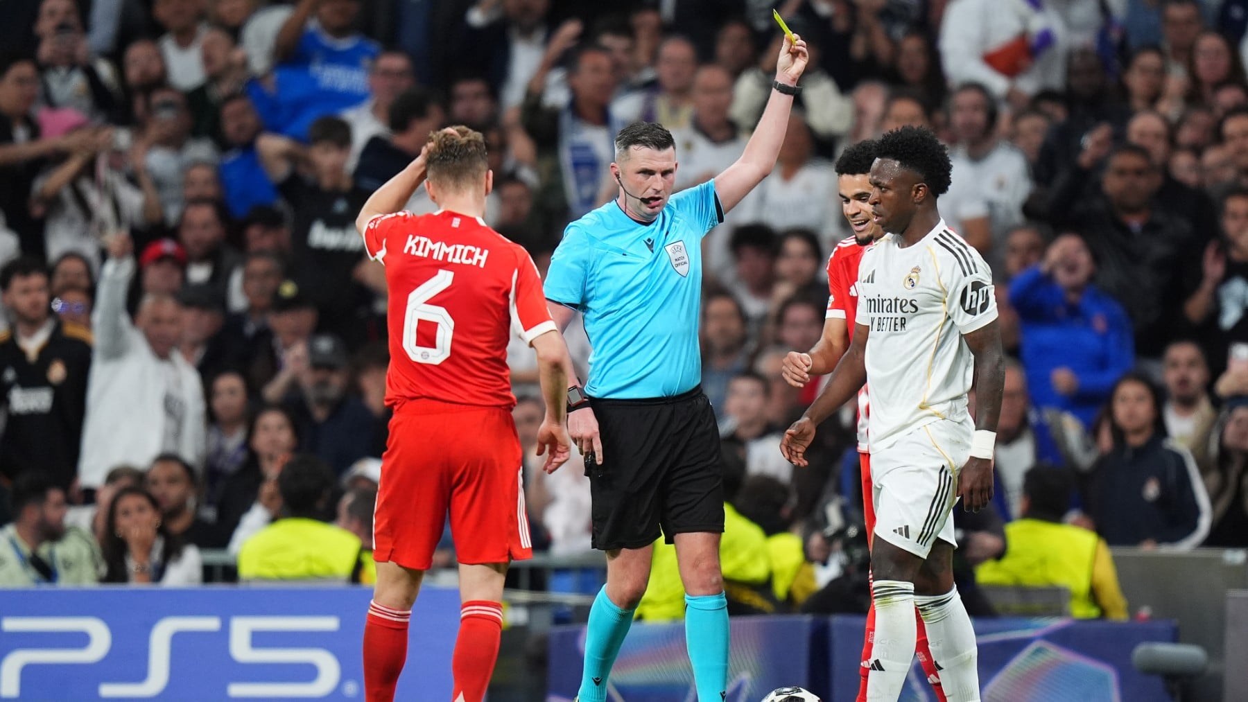 El árbitro saca amarilla en un partido del Real Madrid. (Getty)