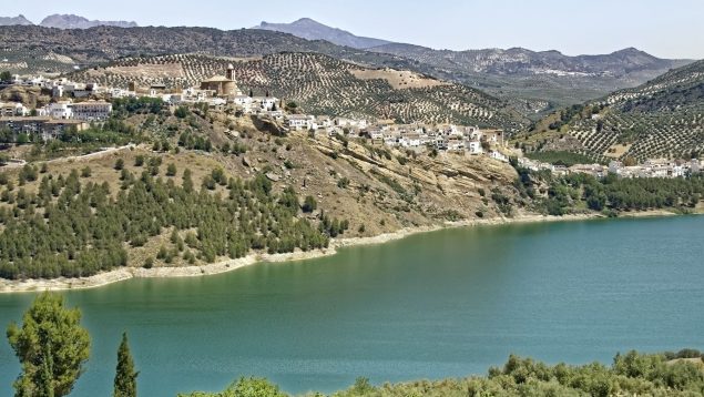 el pueblo rodeado de agua que es uno de los más impresionantes de España