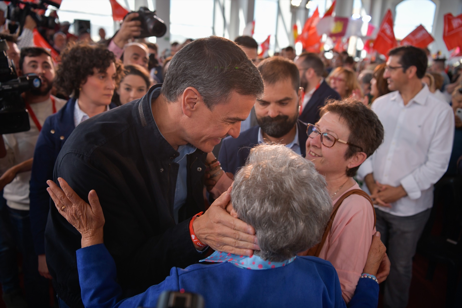 Sánchez saludando a una anciana durante el mitin en Puertollano.