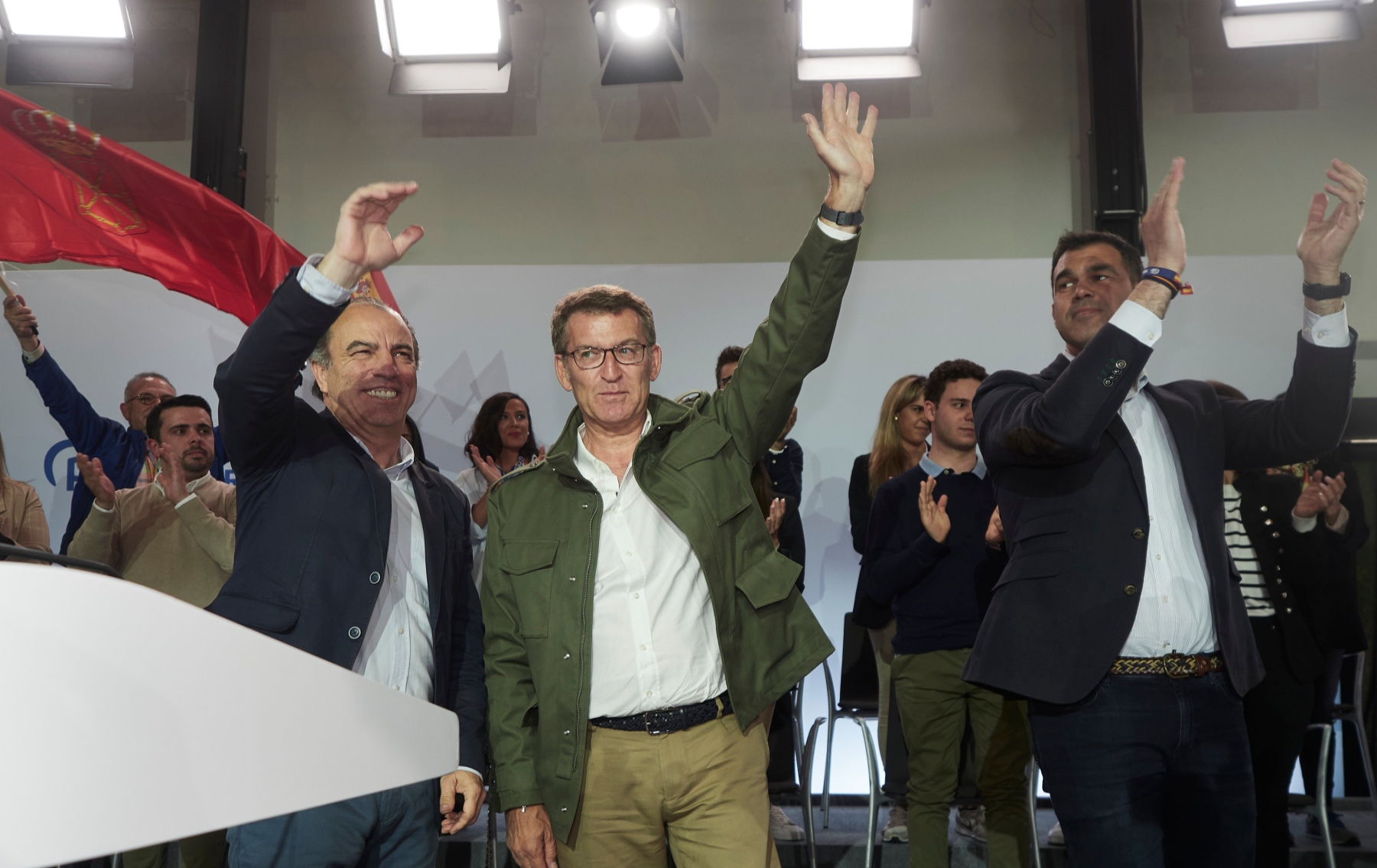 Alberto Núñez Feijóo junto a los candidatos a la Presidencia del Gobierno de Navarra y la Alcaldía de Pamplona, Javier García y Carlos García Adanero.