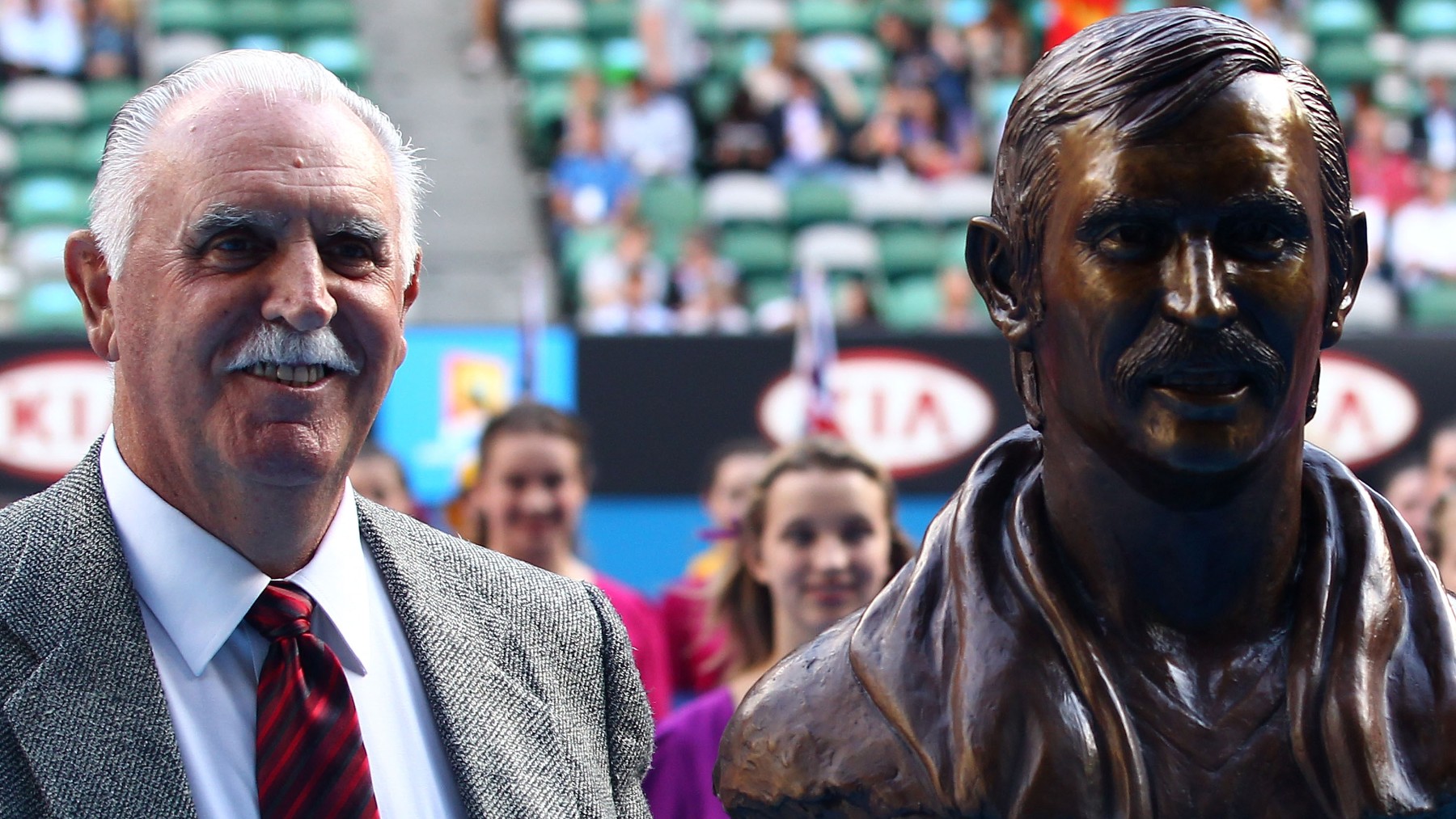 Davidson, junto a su estatua. (Getty)