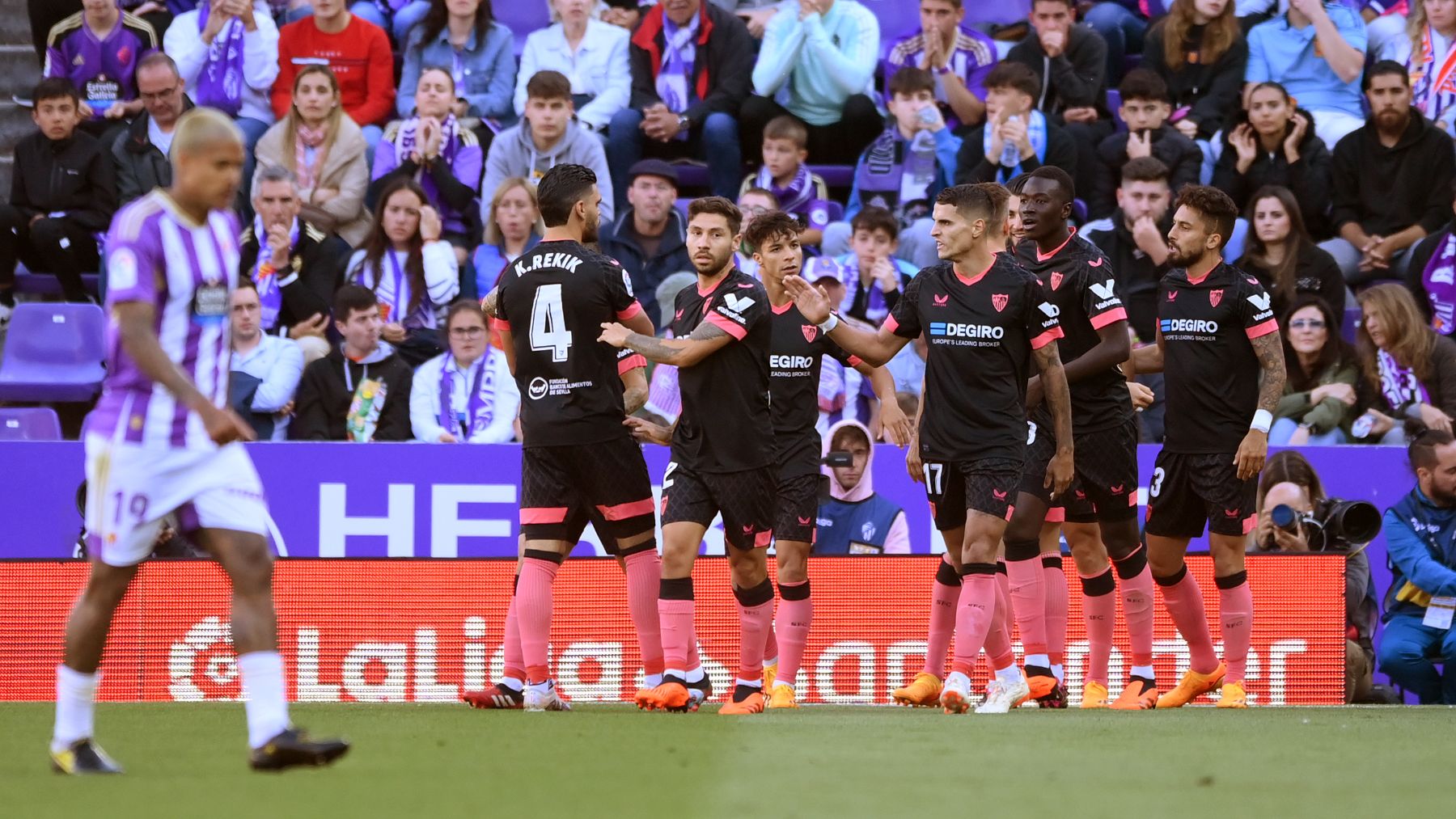 Los jugadores del Sevilla celebran un gol contra el Valladolid. (Getty)