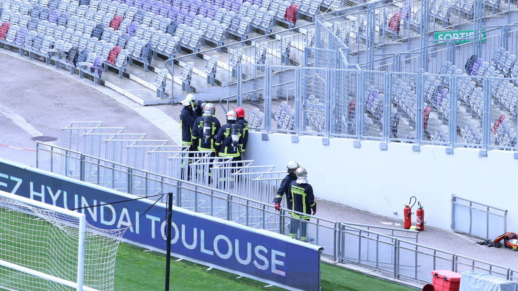 Las fuerzas de seguridad en el estadio del Toulouse, tras la amenaza de bomba. (AFP)