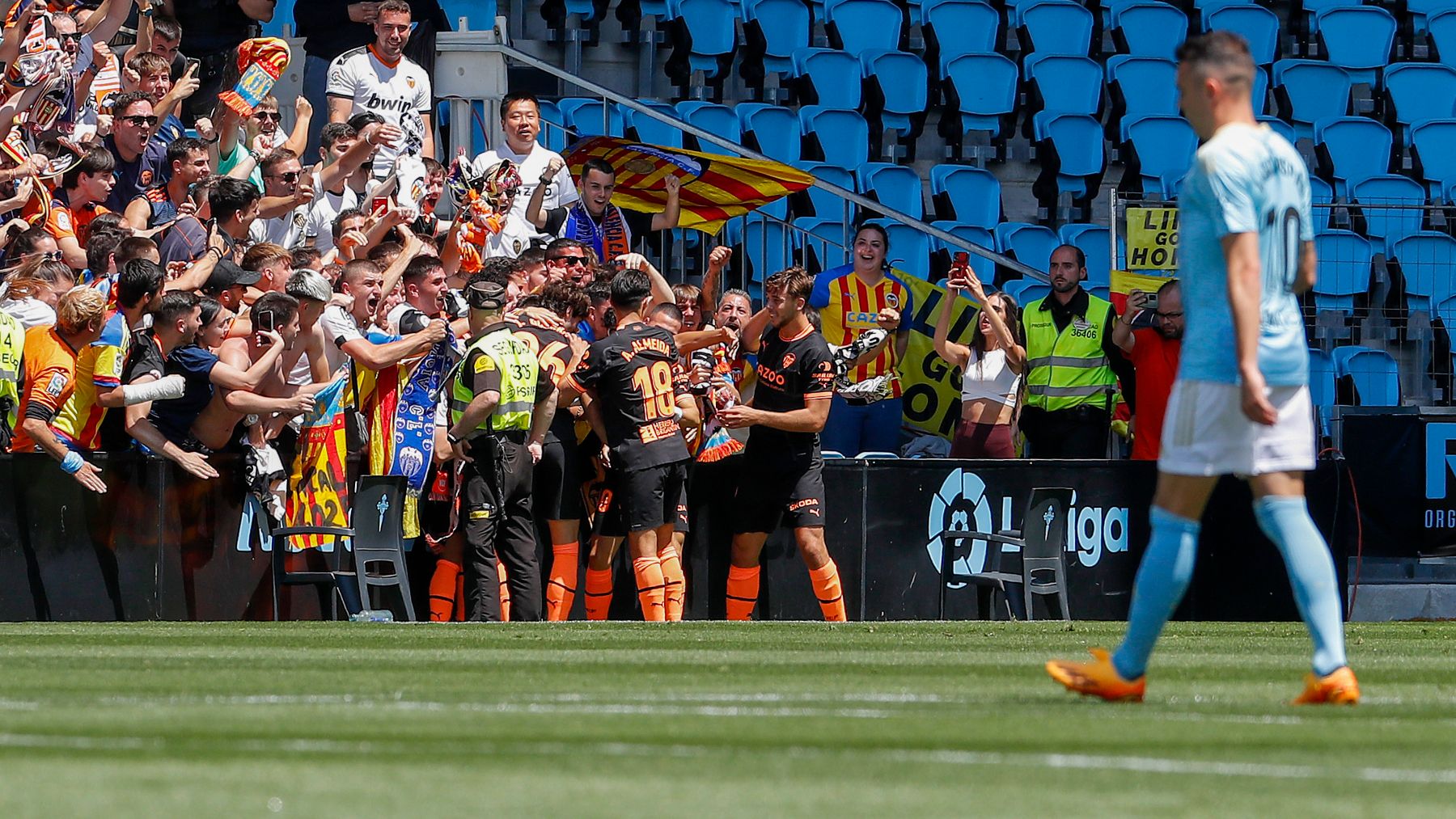 Los jugadores del Valencia celebran un gol. (EFE)