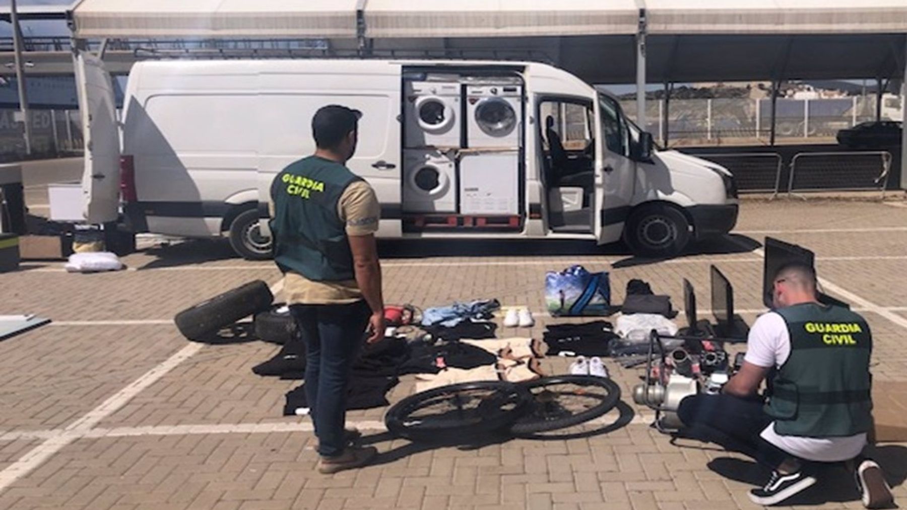 La Guardia Civil con parte de los objetos robados que estaban en la furgoneta.